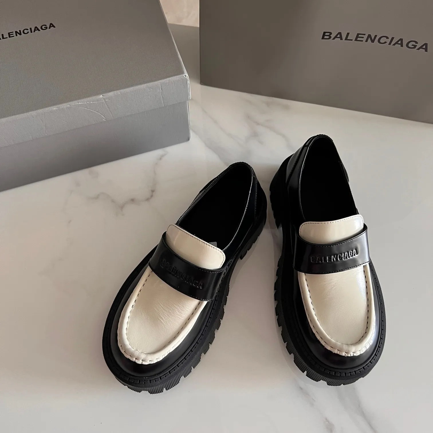 👟👟Ex-factory price 600👟👟 BALENCIAGA# Balenciaga's new big-toe derby shoes TRACTOR big-toe derby shoes loafers👞 Original medium-gloss open-edge beaded cowhide. Restrained and stylish. Matched with the brand logo on the shoe cover. The rhythm of closing your eyes. The lining and feet are made of black silk cowhide. The texture is soft and delicate. The gear-shaped rubber outsole is 5cm higher. Size: 35-40 (customization of 40 pieces is not returnable)